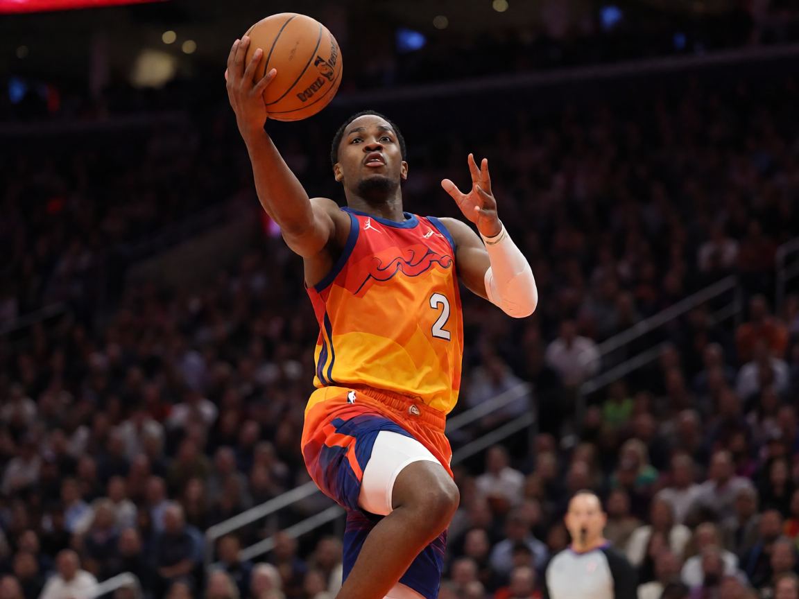 NBA篮球比赛中球员突破上篮的精彩瞬间